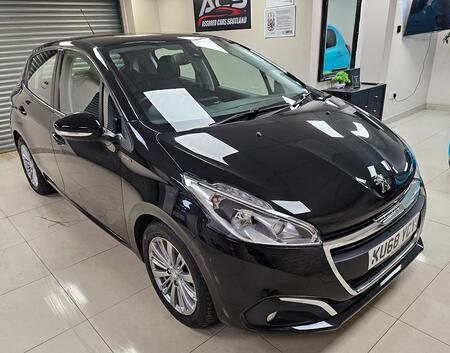 PEUGEOT 208 1.2 PureTech Signature